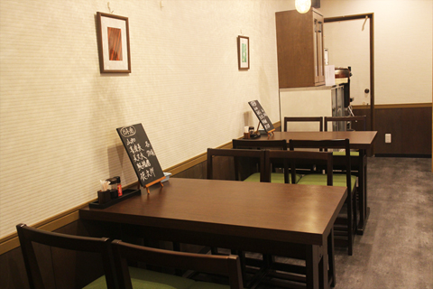 新鮮な魚料理に、1人前からその場で揚げるアツアツの天ぷら、季節に合わせた日本酒が自慢の、大人の隠れ家居酒屋です